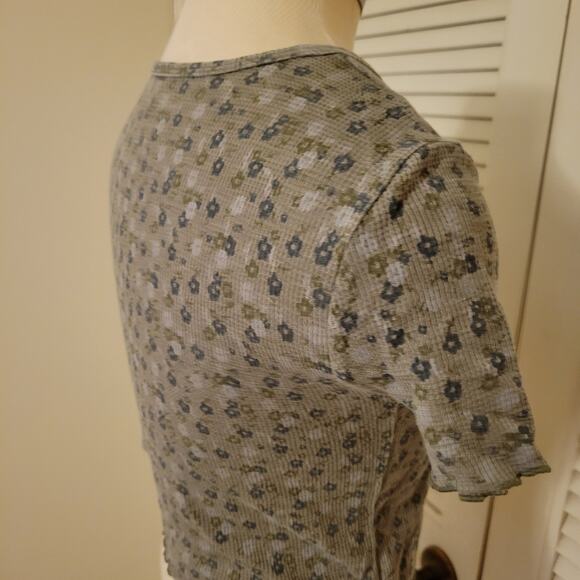 American Eagle Green Floral Ribbed Baby Tee Lettuce Hem Stretch Small - Picture 5 of 7